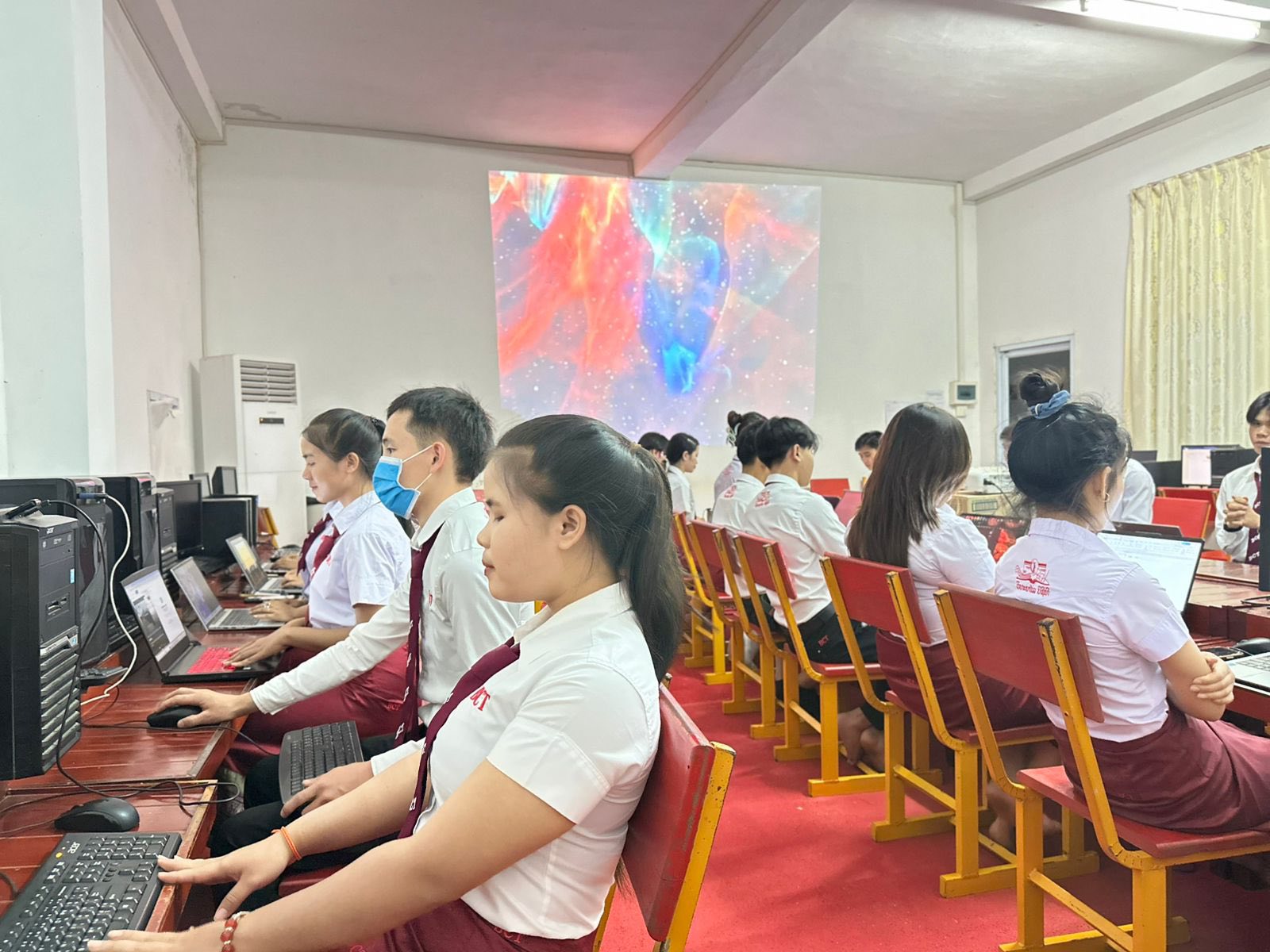 ຫ້ອງຮຽນຄອມພິວເຕີ — ນັກສຶກສາຝຶກຂຽນໂປຣແກຣມ