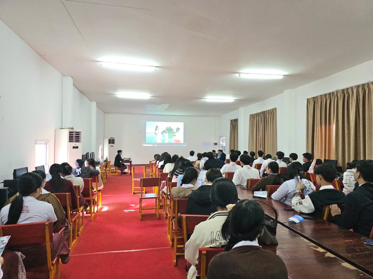 ກິດຈະກຳກຸ່ມ — ນັກຮຽນປຶກສາກັນ