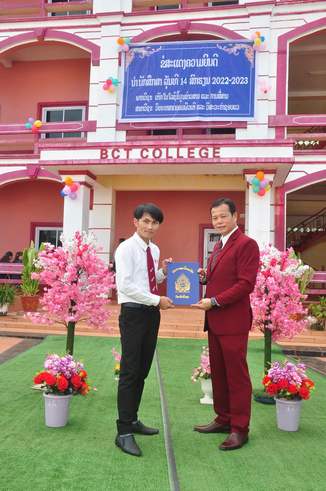 ມອບໃບສະນີຍະບັດແກ່ ທ່ານ ຊີ ວ່າງ